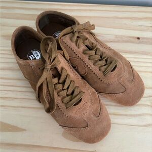 B2 Women’s suede sneakers